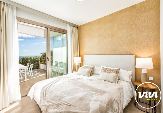 Costa del Sol Mijas Costa apartamento de vacaciones Blue View dormitorio de lujo interior vista al mar 