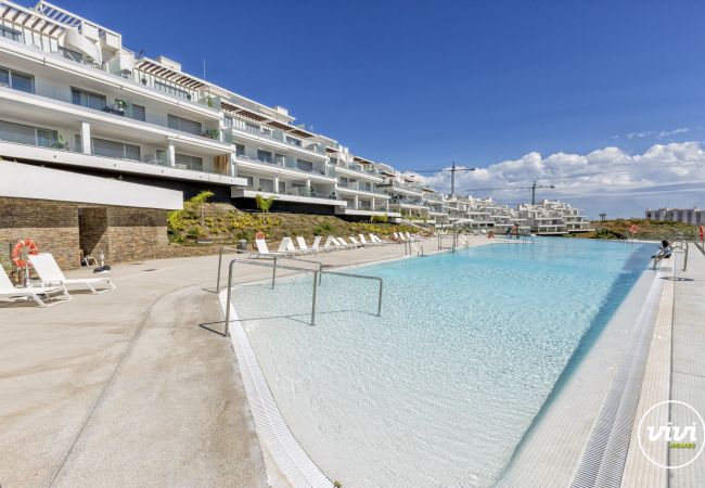 Piscina comunitaria grande junto a su alojamiento, Sonrisa, Casa de vacaciones en Estepona