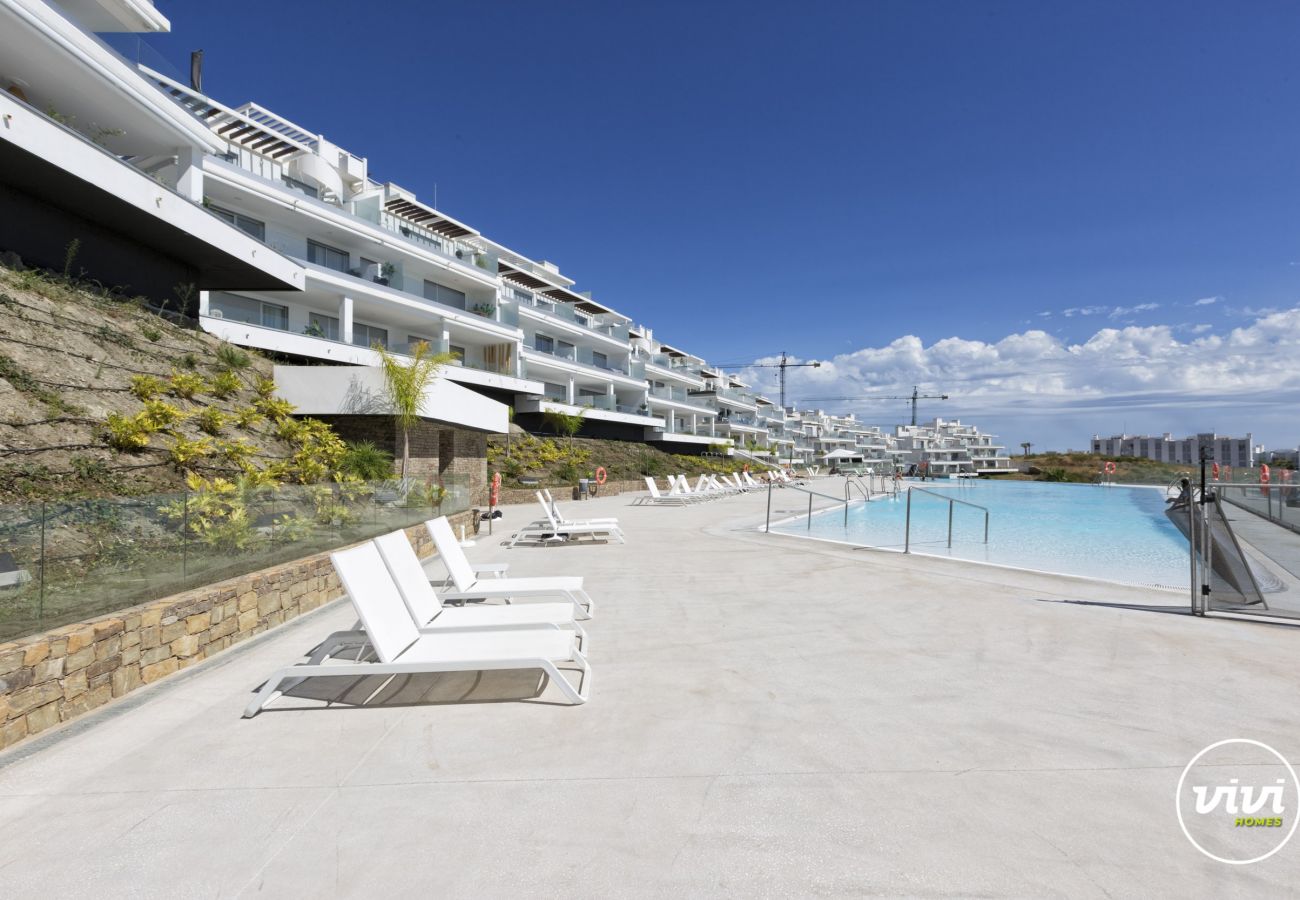 Piscina comunitaria con camas de bronceado junto a su alojamiento, Sonrisa, Casa de vacaciones en Estepona