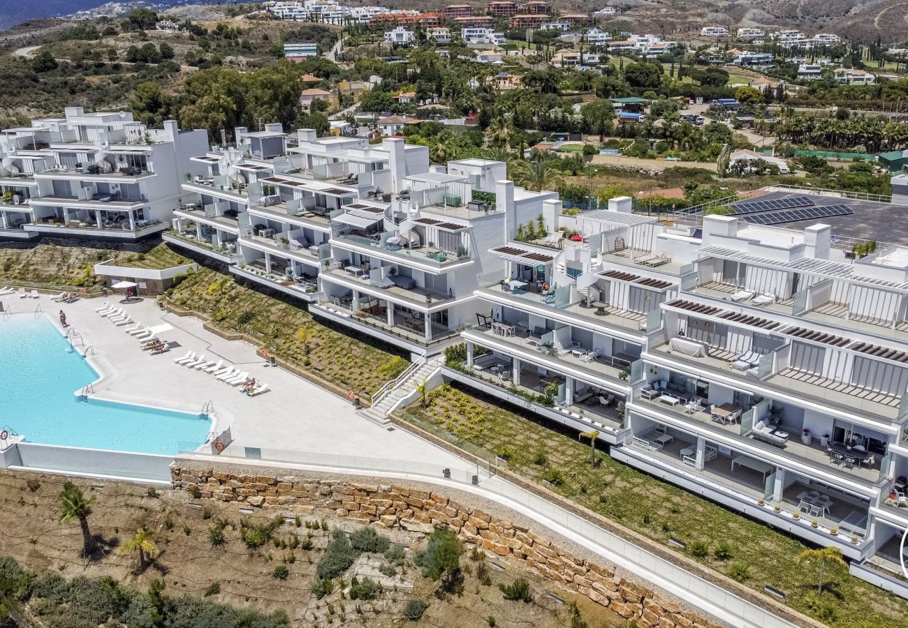 Reseña del área con la piscina y el edificio, Sonrisa, Casa del vacaciones en Estepona