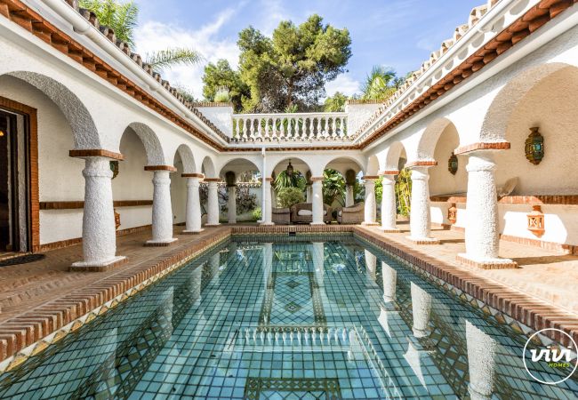 Piscina privada en el patio interior de la casa, Villa Bella, Casa vacaciones en Marbella