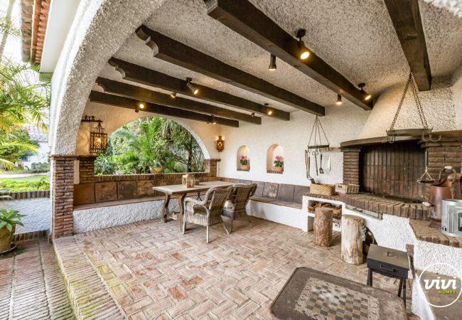 Terraza cubierta con cocina al aire libre, Villa Bella, Casa de vacaciones en Marbella