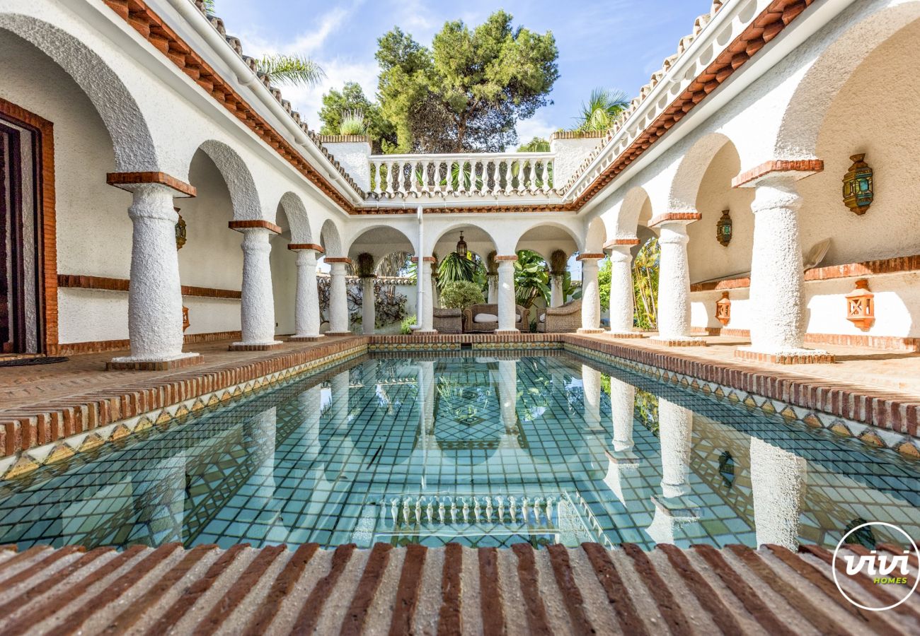 Piscina en el centro de la casa, Villa Bella, Casa de vacaciones en Marbella