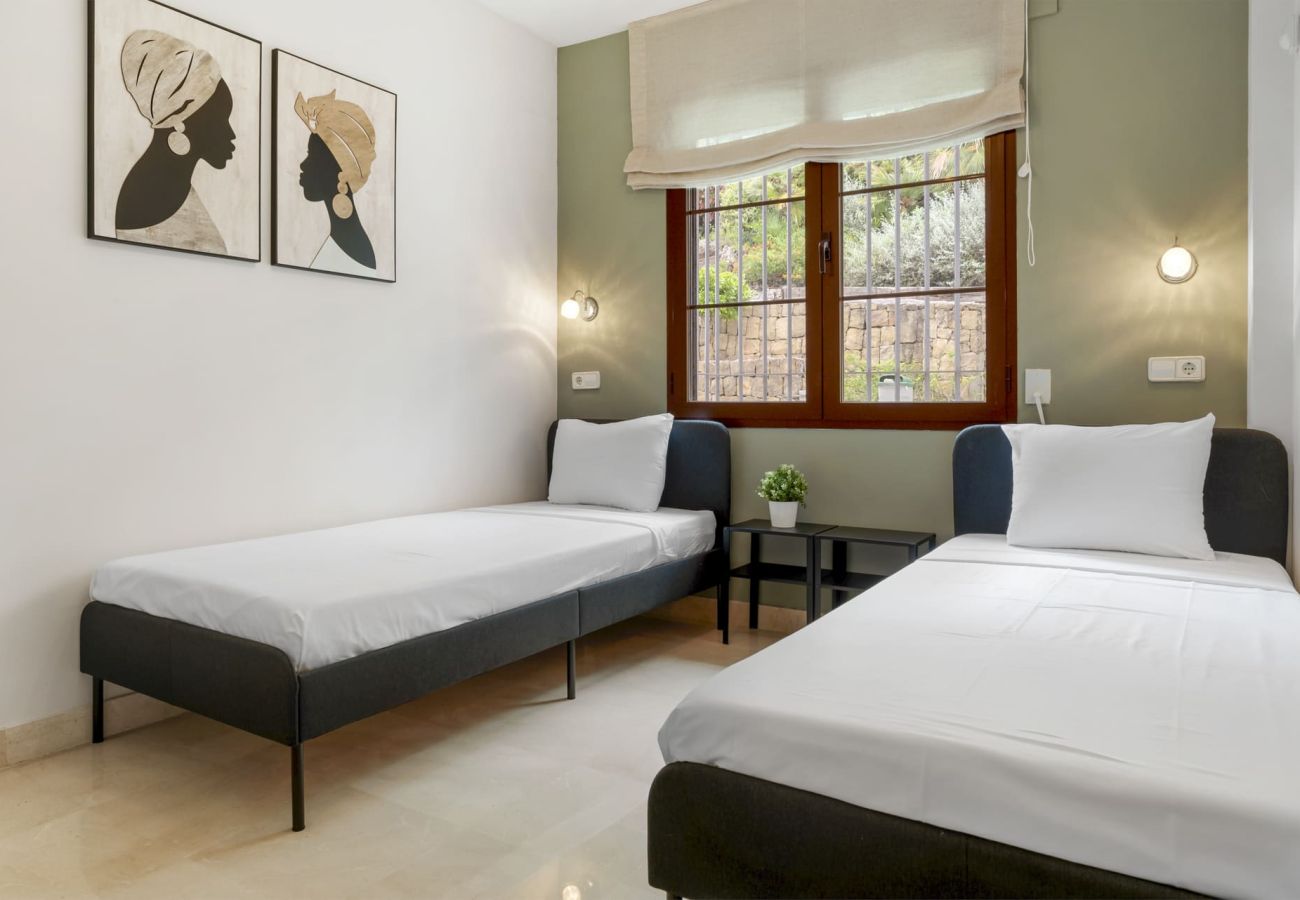 Apartamento en Benahavís - La Vida Dorada | Apartamento con jardín