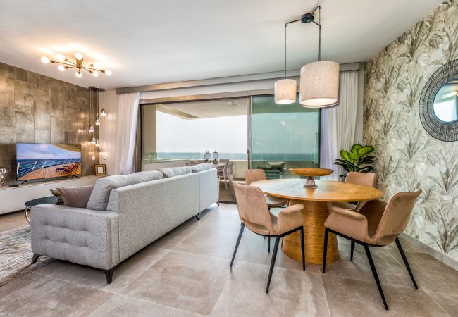 Costa del sol Mijas Costa vakantie appartement Waves woonkamer luxe interieur zeezicht