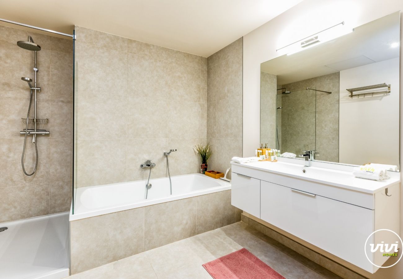 Costa del Sol Mijas Costa vakantie appartement Lotus badkamer bad en douche luxe interieur 