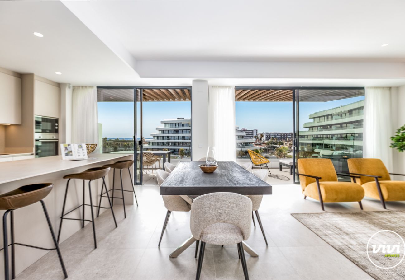 Spanje Costa del Sol Torremolinos vakantie woning woonkamer eettafel luxe interieur zee uitzicht strand