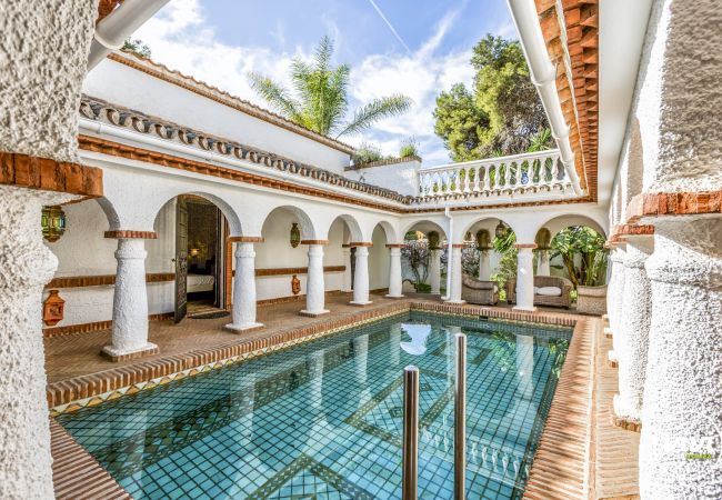 Zwembad in het midden van de villa, Villa Bella, Vakantiewoning in Marbella