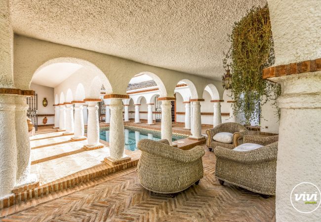 Lounge stoelen bij het zwembad, Villa Bella, Vakantie woning in Marbella