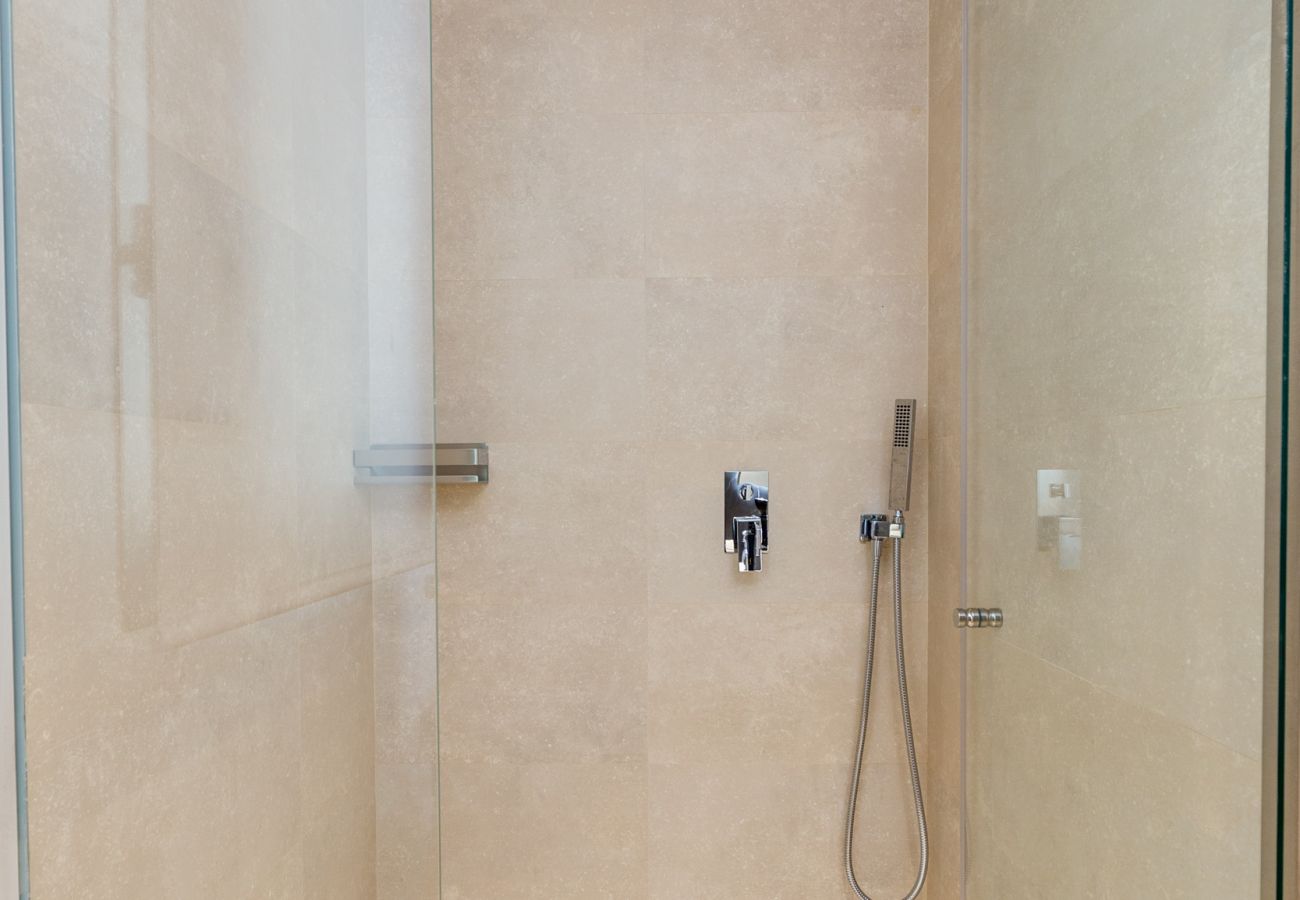 Costa del sol Mijas Costa holiday apartment Waves luxury interior bathroom shower 