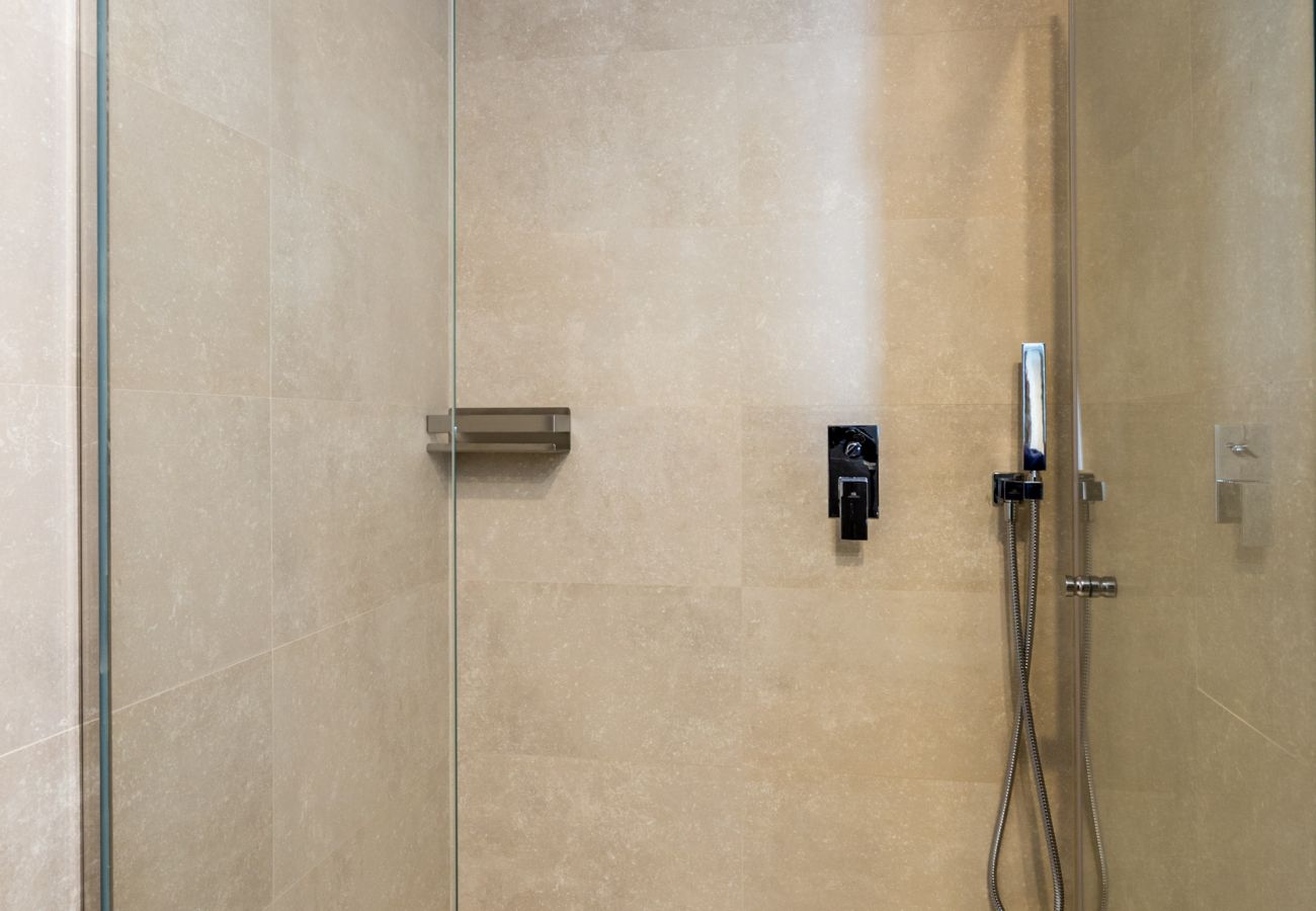 Costa del sol Mijas Costa holiday apartment Waves luxury interior bathroom shower