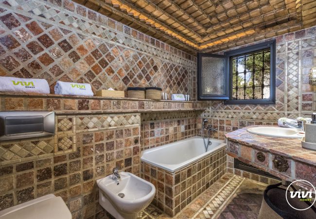 Large bathroom, Villa Bella, Holiday home in Marbella