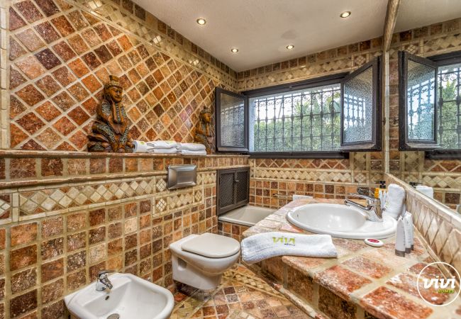 Large bathroom, Villa Bella, Holiday home in Marbella