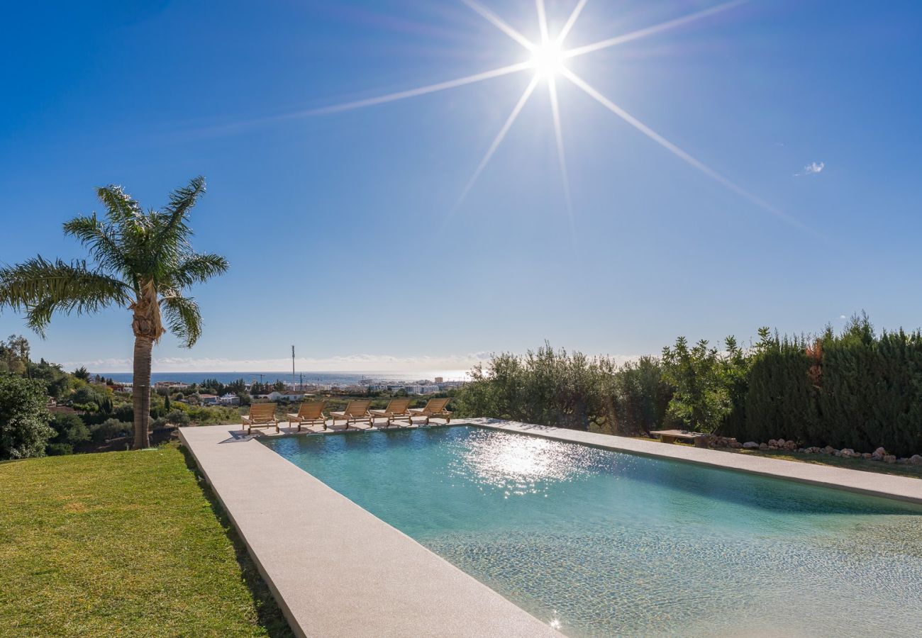 Villa in Estepona - Luxury Villa Jasmine: Stunning Views & Pool
