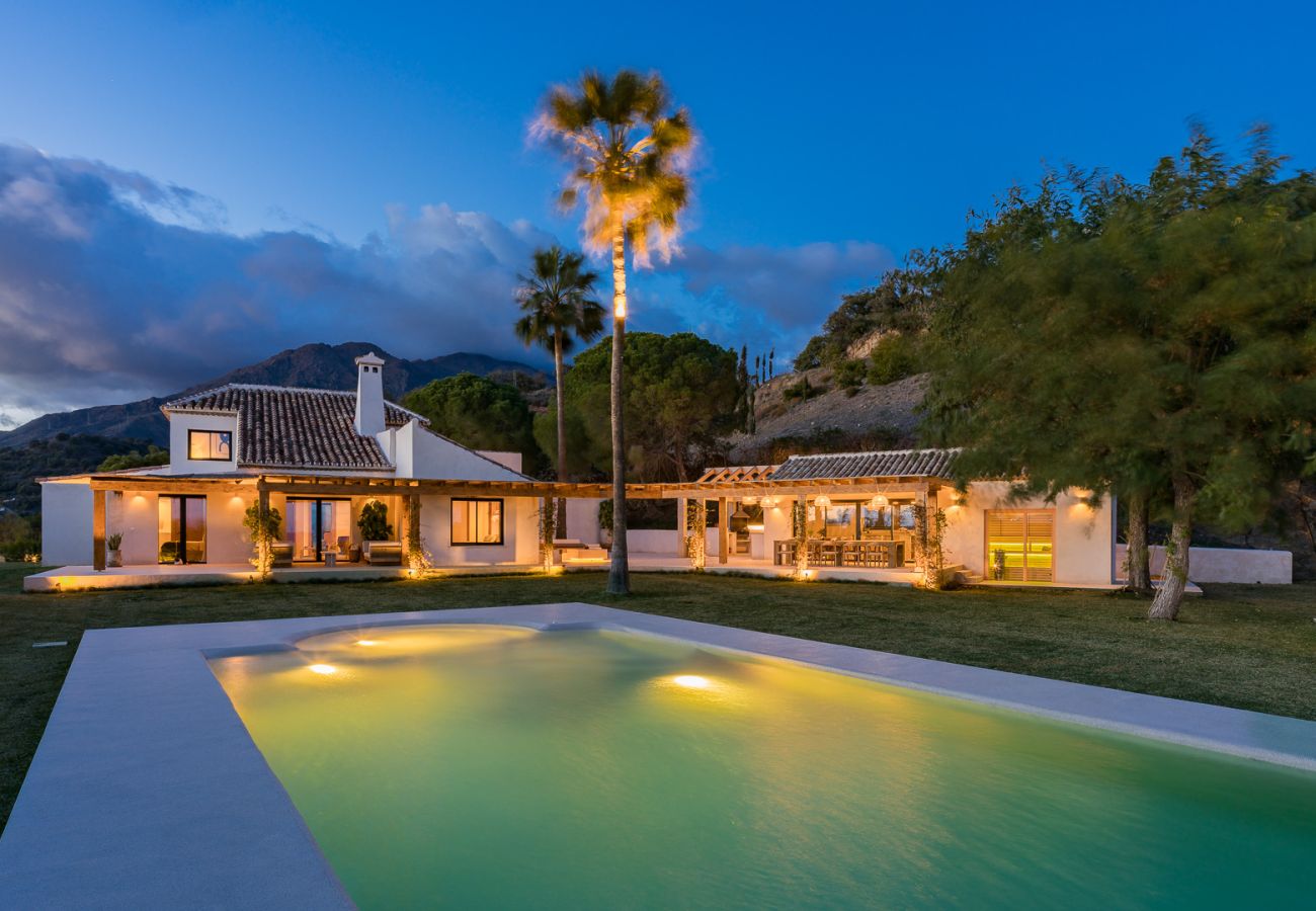 Villa in Estepona - Luxury Villa Jasmine: Stunning Views & Pool