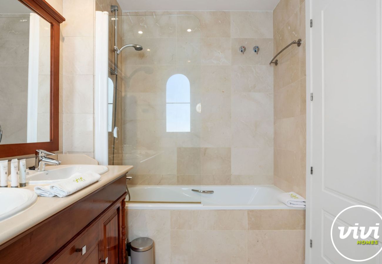 Apartment in Benahavís - La Vida Dorada | Apartment with garden